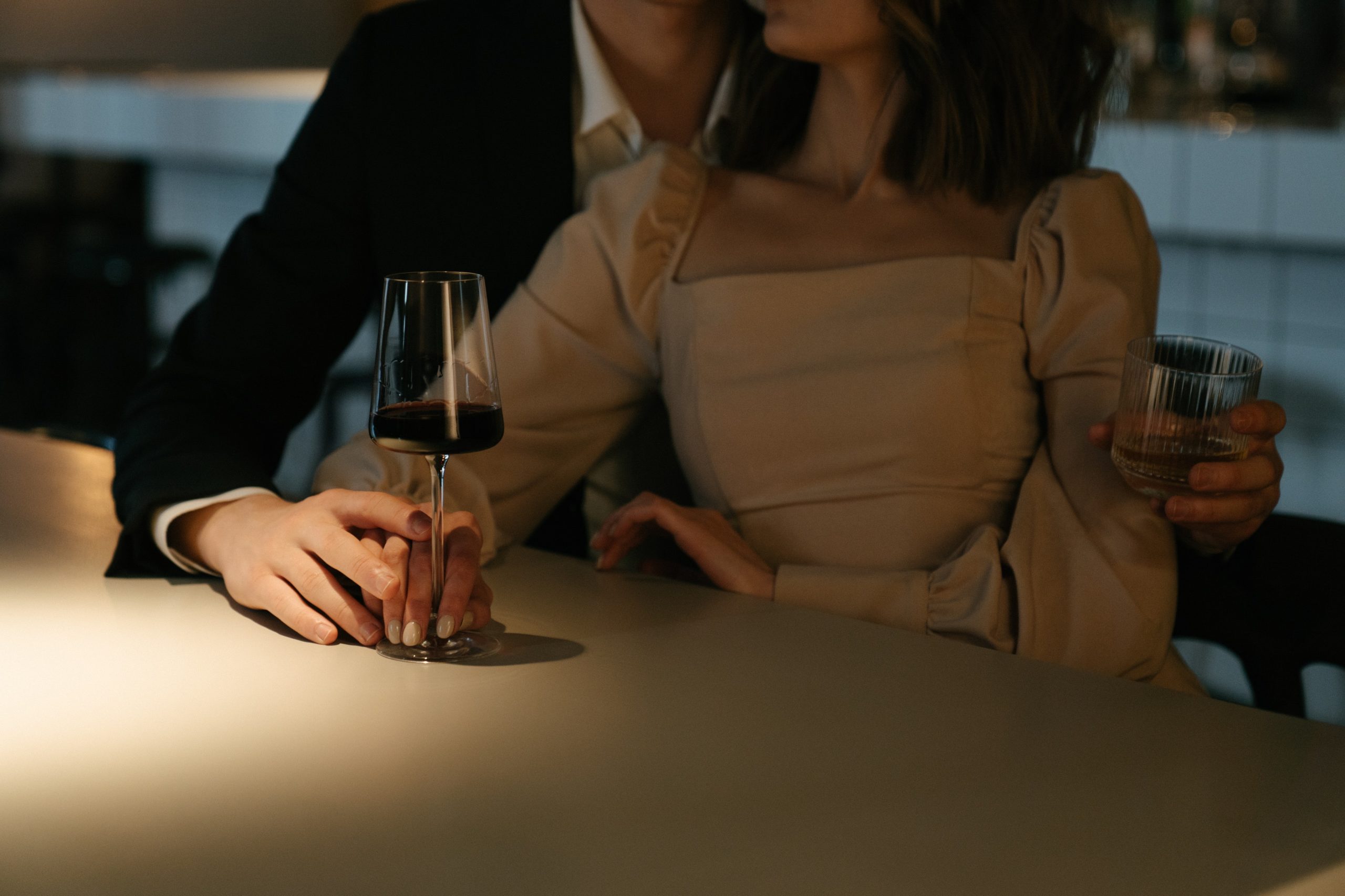 Image de deux personnes buvant du vin dans un verre